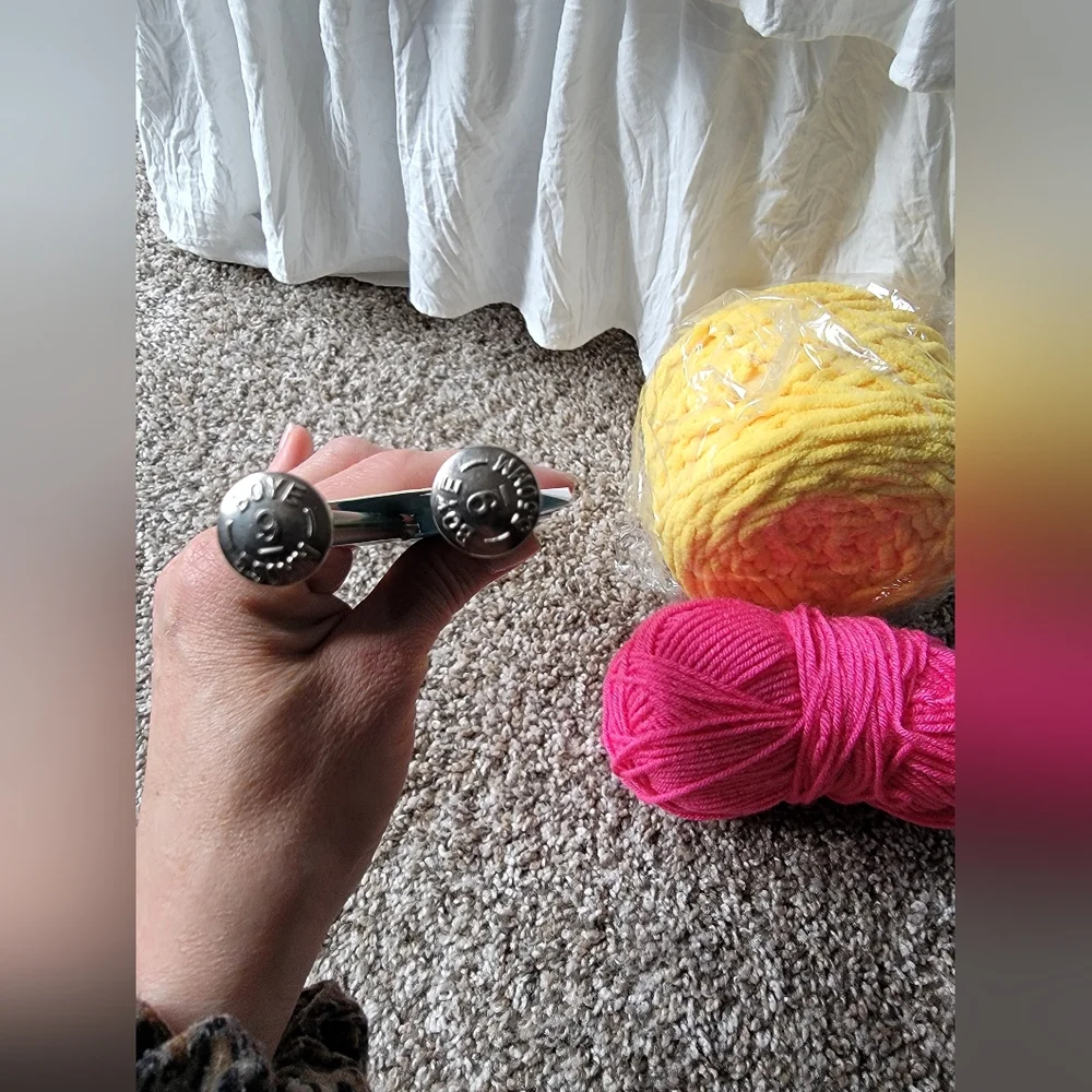 Knitting needles and yarn - Picture 7 of 8